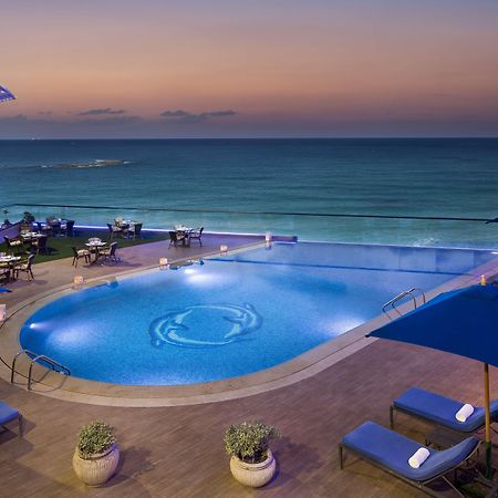 ホテル ヒルトン アレクサンドリア コーニシュ 設備 写真 The pool at the hotel