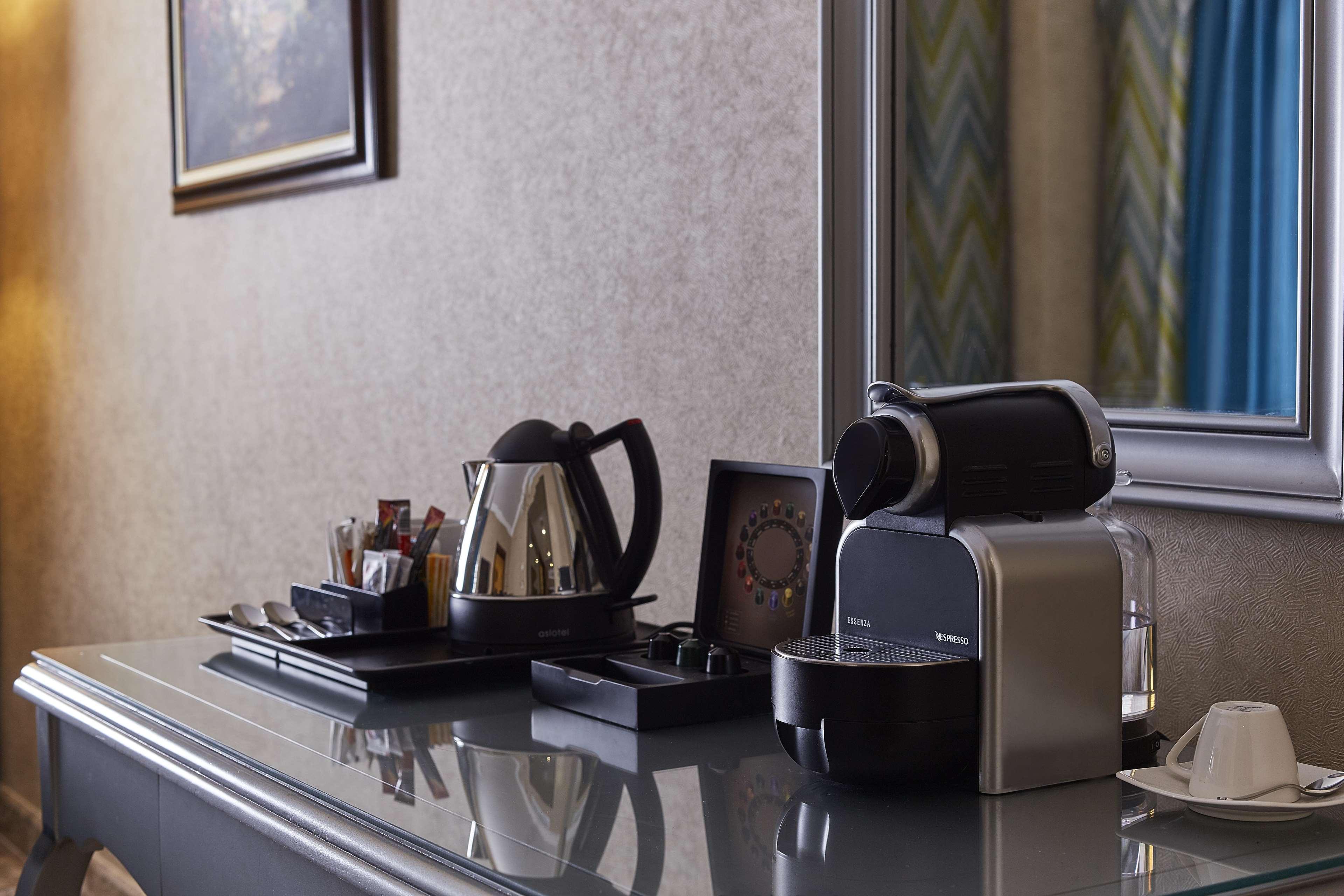 ホテル ヒルトン アレクサンドリア コーニシュ エクステリア 写真 A Nespresso machine in a hotel room