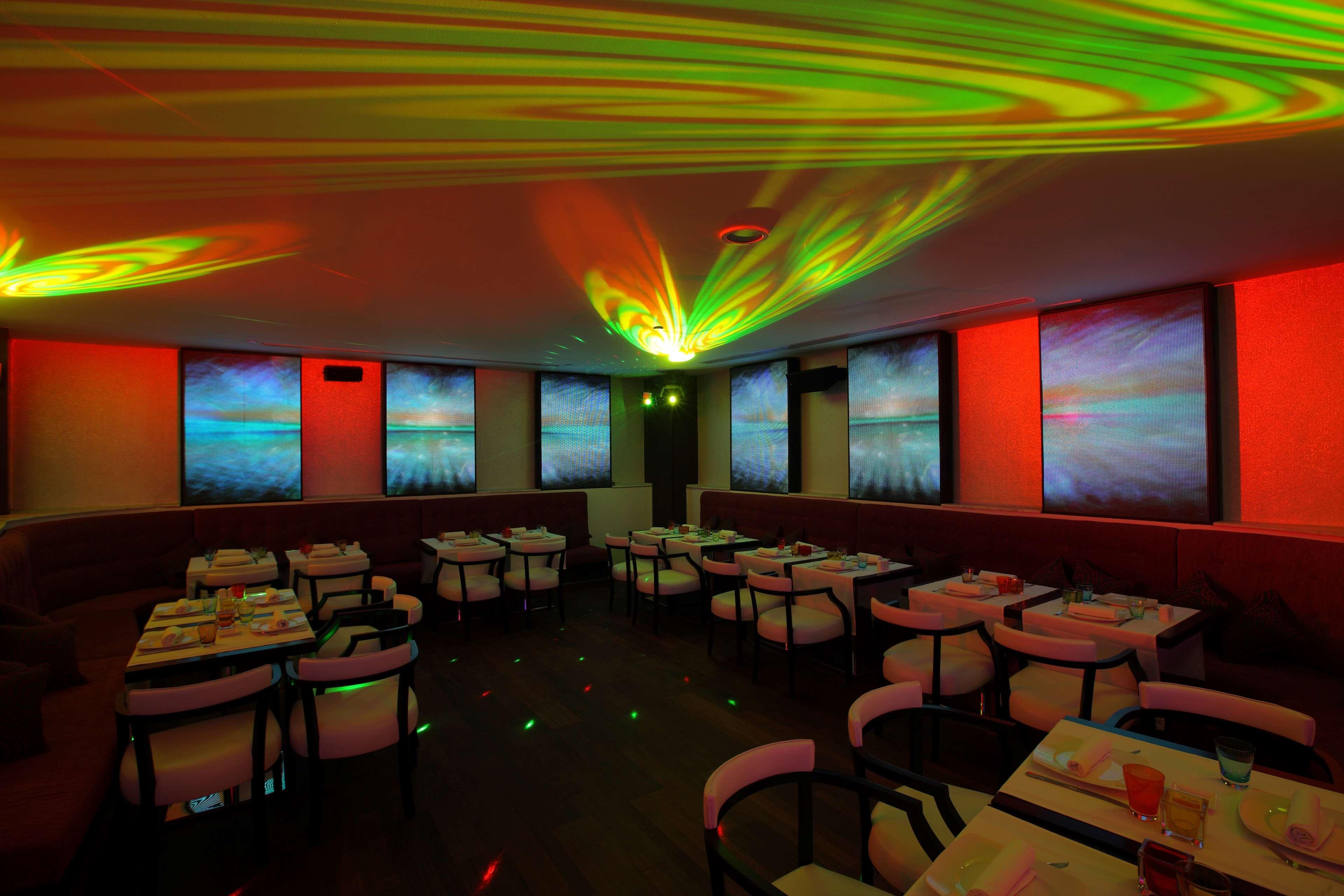 ホテル ヒルトン アレクサンドリア コーニシュ エクステリア 写真 Laser light show at a restaurant