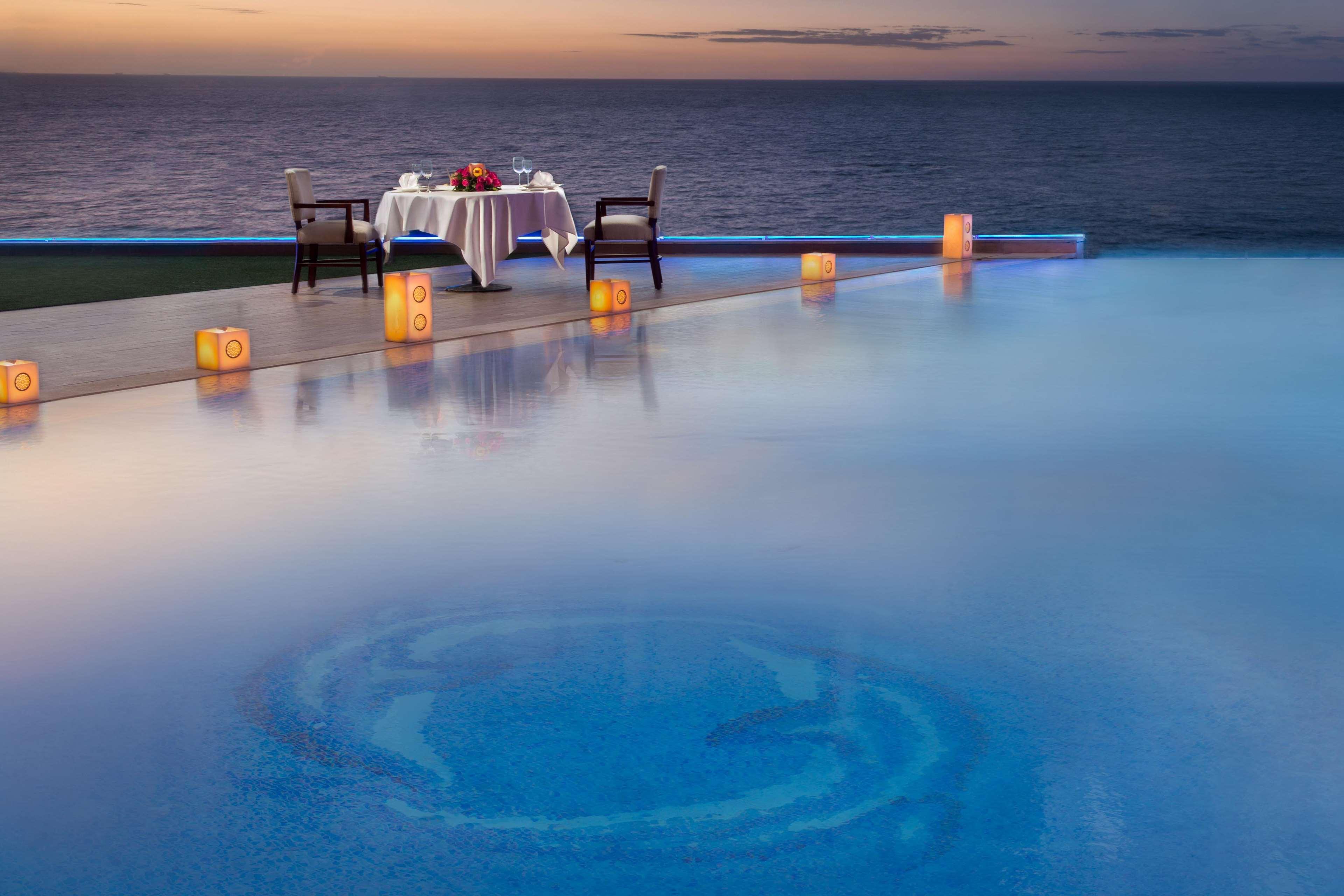 ホテル ヒルトン アレクサンドリア コーニシュ エクステリア 写真 Infinity pool at the Four Seasons Resort, Maldives