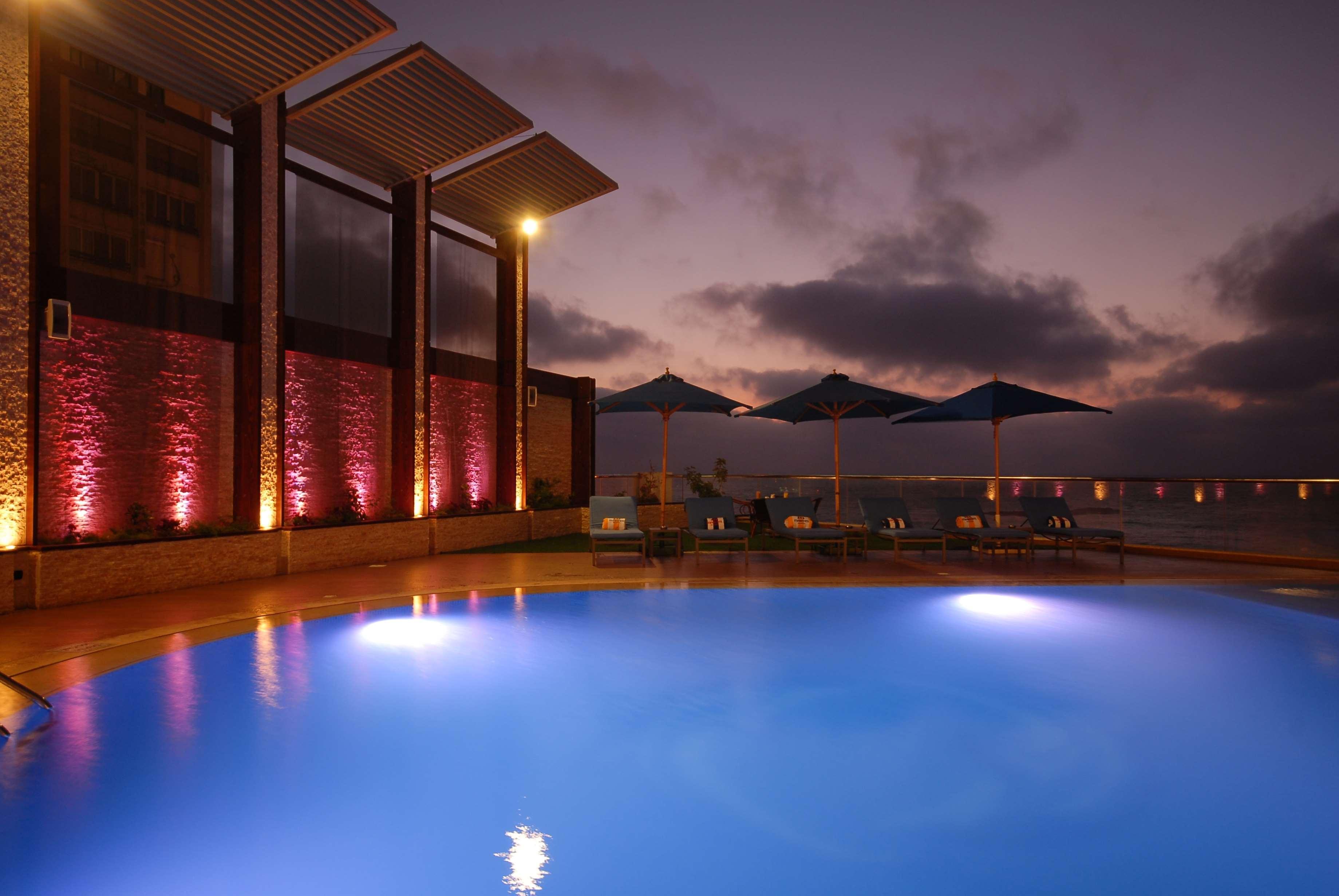 ホテル ヒルトン アレクサンドリア コーニシュ 設備 写真 The pool at the rooftop bar