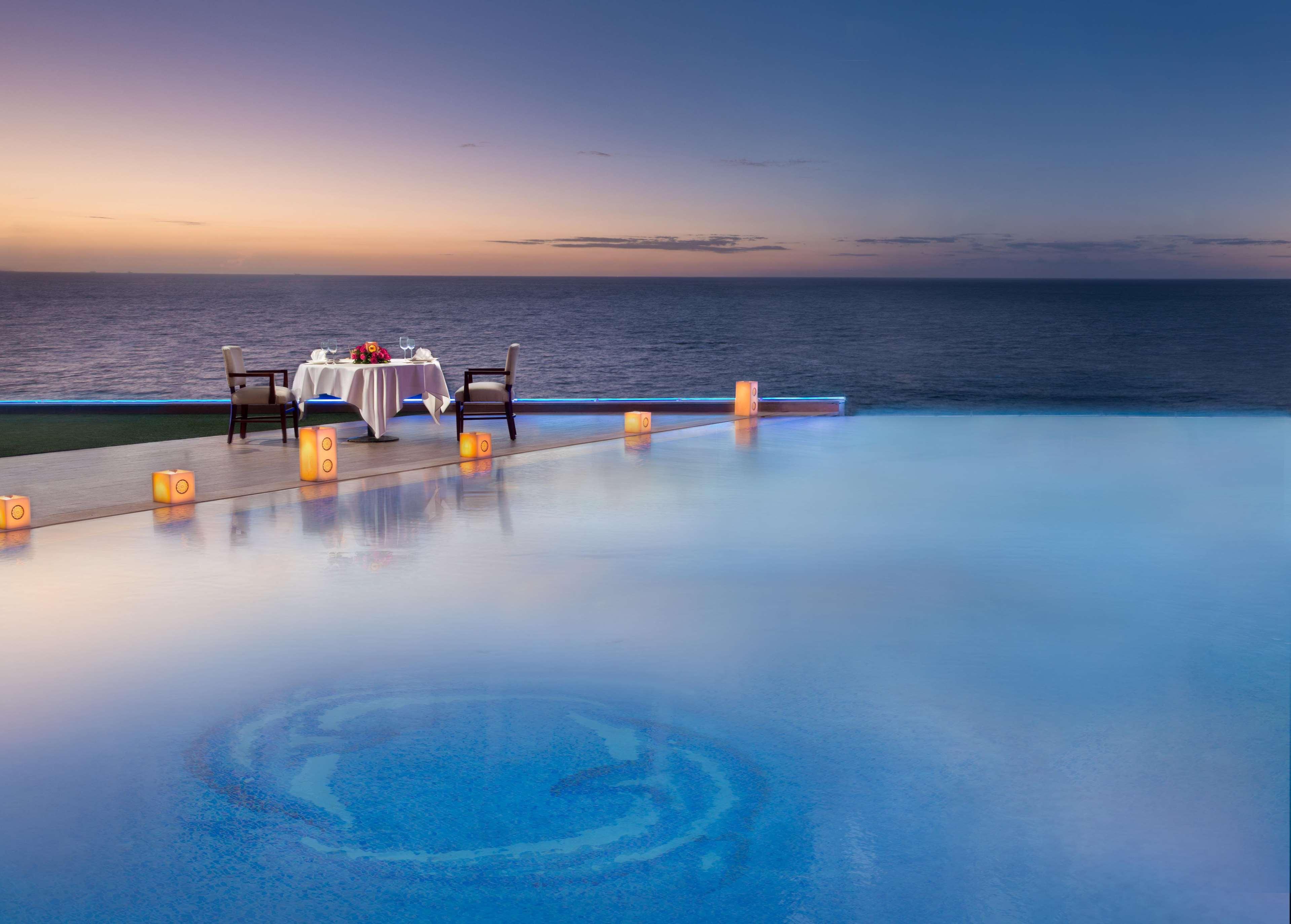 ホテル ヒルトン アレクサンドリア コーニシュ エクステリア 写真 Infinity pool at the Kempinski Hotel, Soma Bay, Red Sea, Egypt