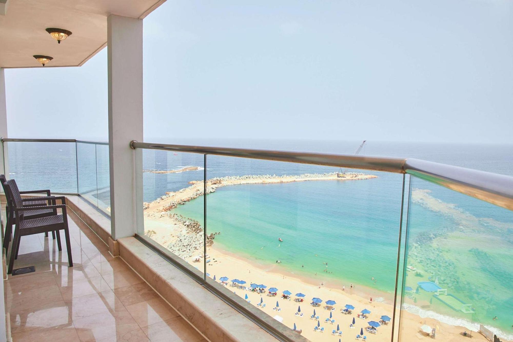 ホテル ヒルトン アレクサンドリア コーニシュ エクステリア 写真 View of the beach from the balcony of a suite