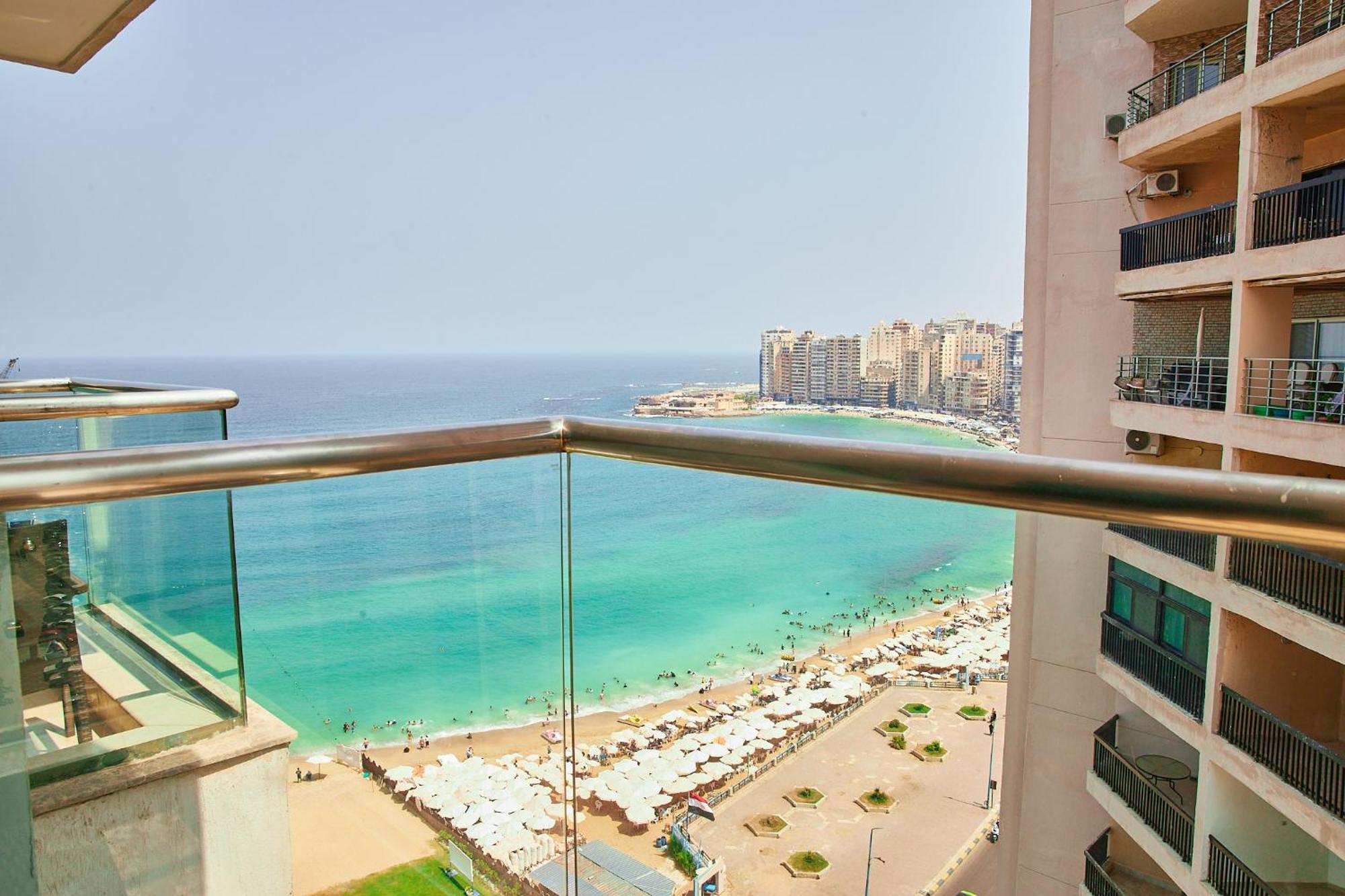 ホテル ヒルトン アレクサンドリア コーニシュ エクステリア 写真 View of the Mediterranean from the balcony of a residential building in Alexandria, Egypt