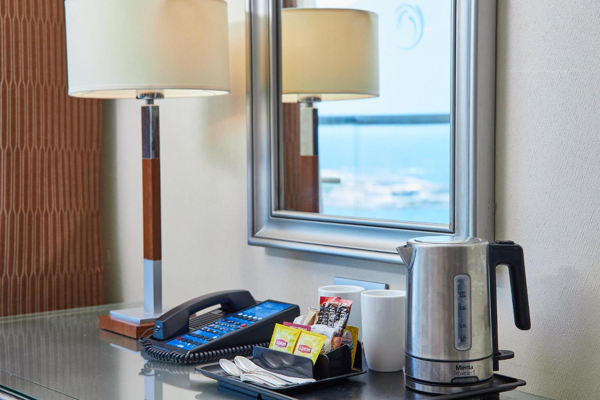 ホテル ヒルトン アレクサンドリア コーニシュ エクステリア 写真 A kettle in a hotel room