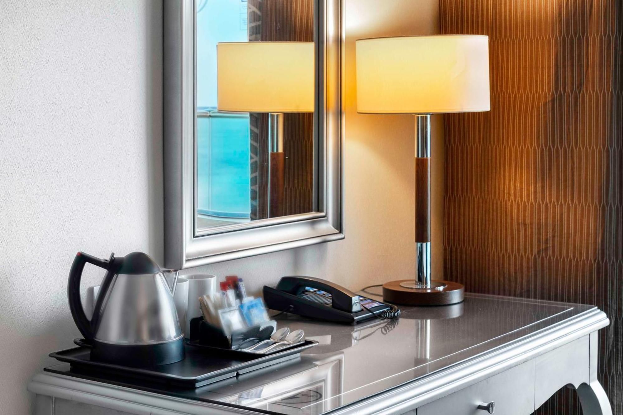ホテル ヒルトン アレクサンドリア コーニシュ エクステリア 写真 A kettle in a hotel room