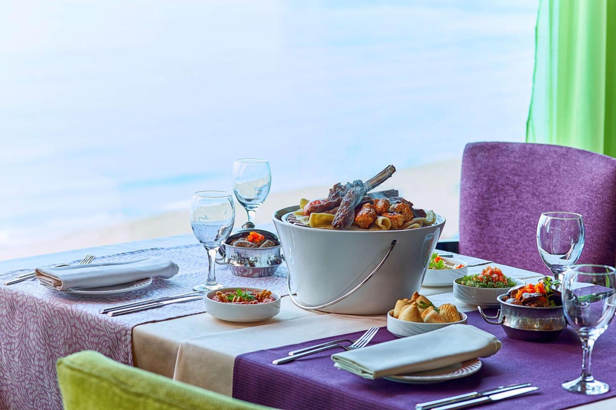 ホテル ヒルトン アレクサンドリア コーニシュ エクステリア 写真 A table set for dinner