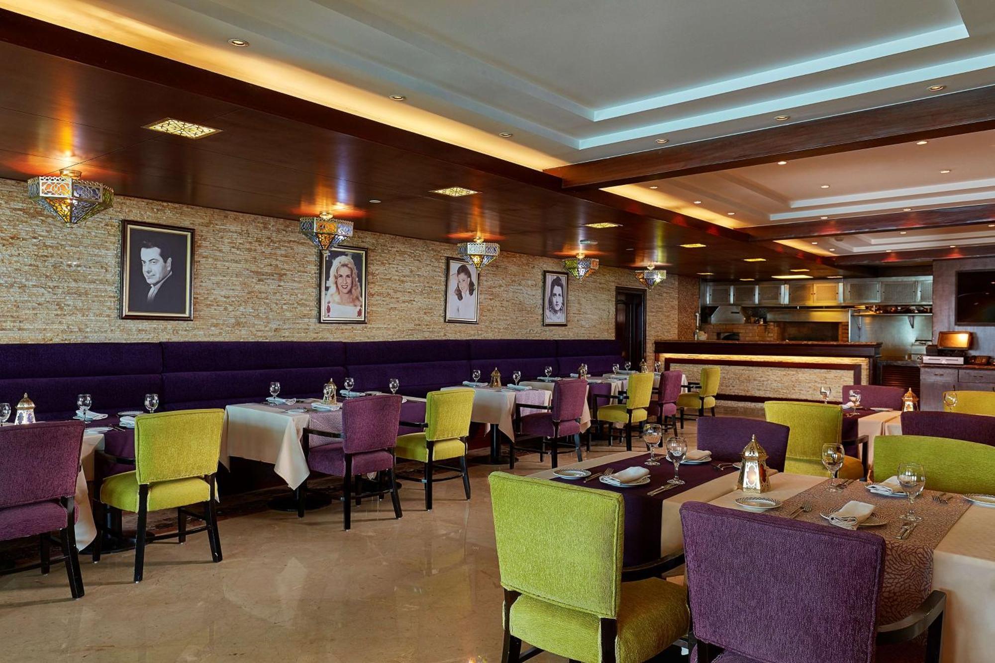 ホテル ヒルトン アレクサンドリア コーニシュ エクステリア 写真 The interior of the restaurant