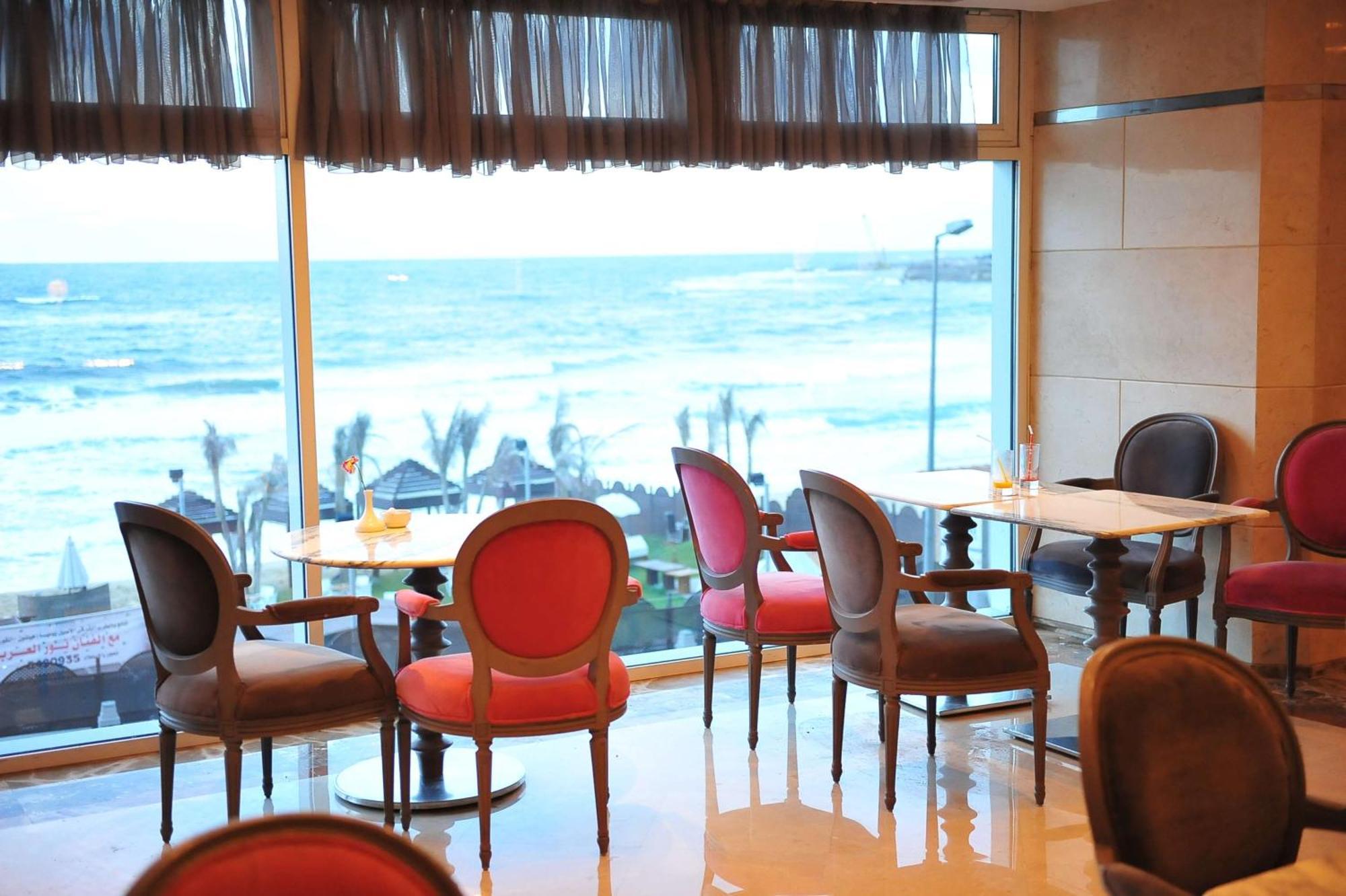 ホテル ヒルトン アレクサンドリア コーニシュ エクステリア 写真 The lounge at the airport