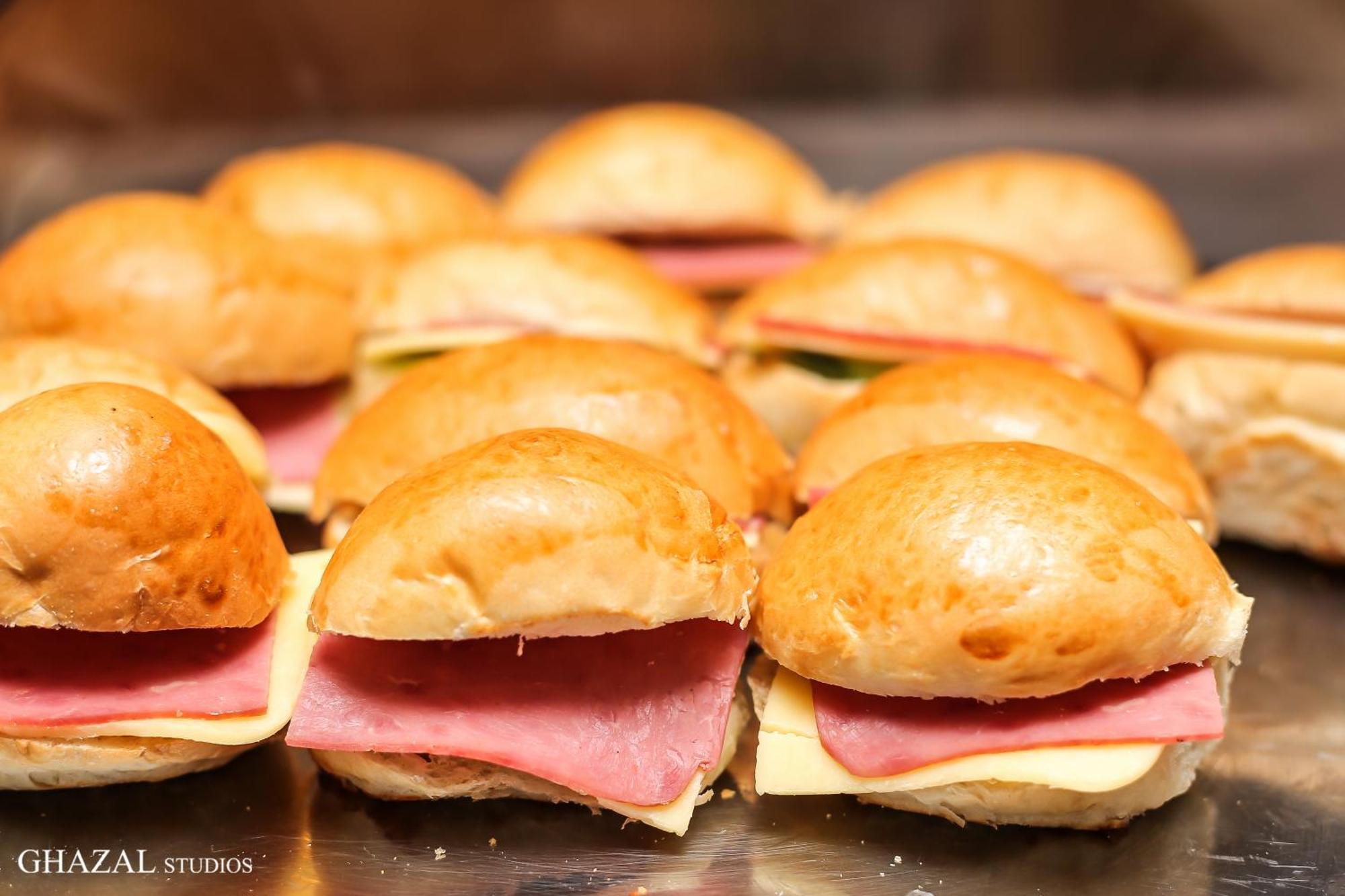 ホテル ヒルトン アレクサンドリア コーニシュ エクステリア 写真 A ham and cheese slider