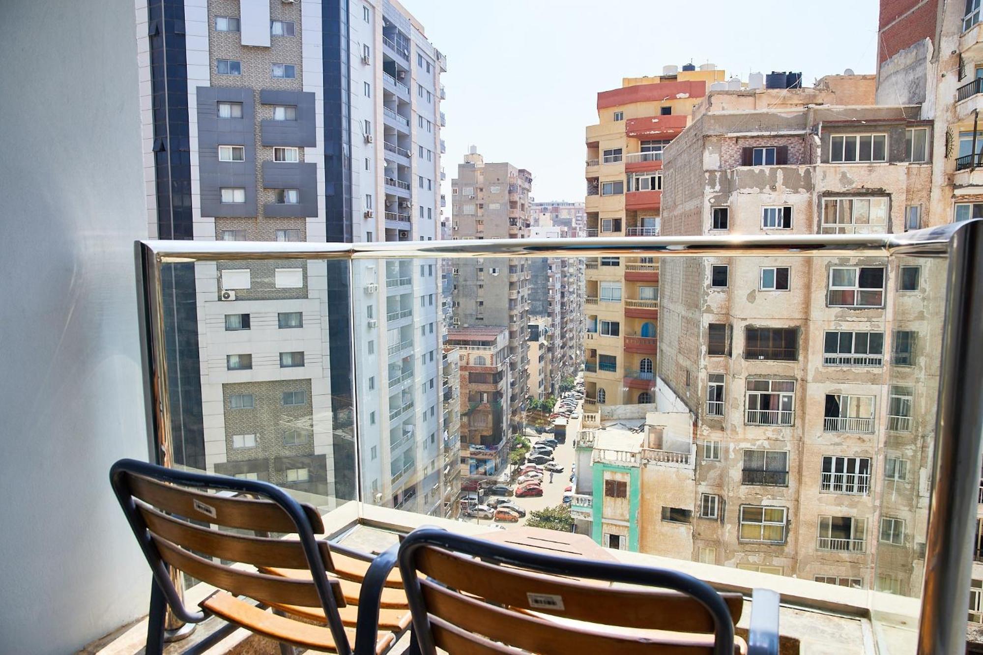 ホテル ヒルトン アレクサンドリア コーニシュ エクステリア 写真 A balcony in Cairo, Egypt