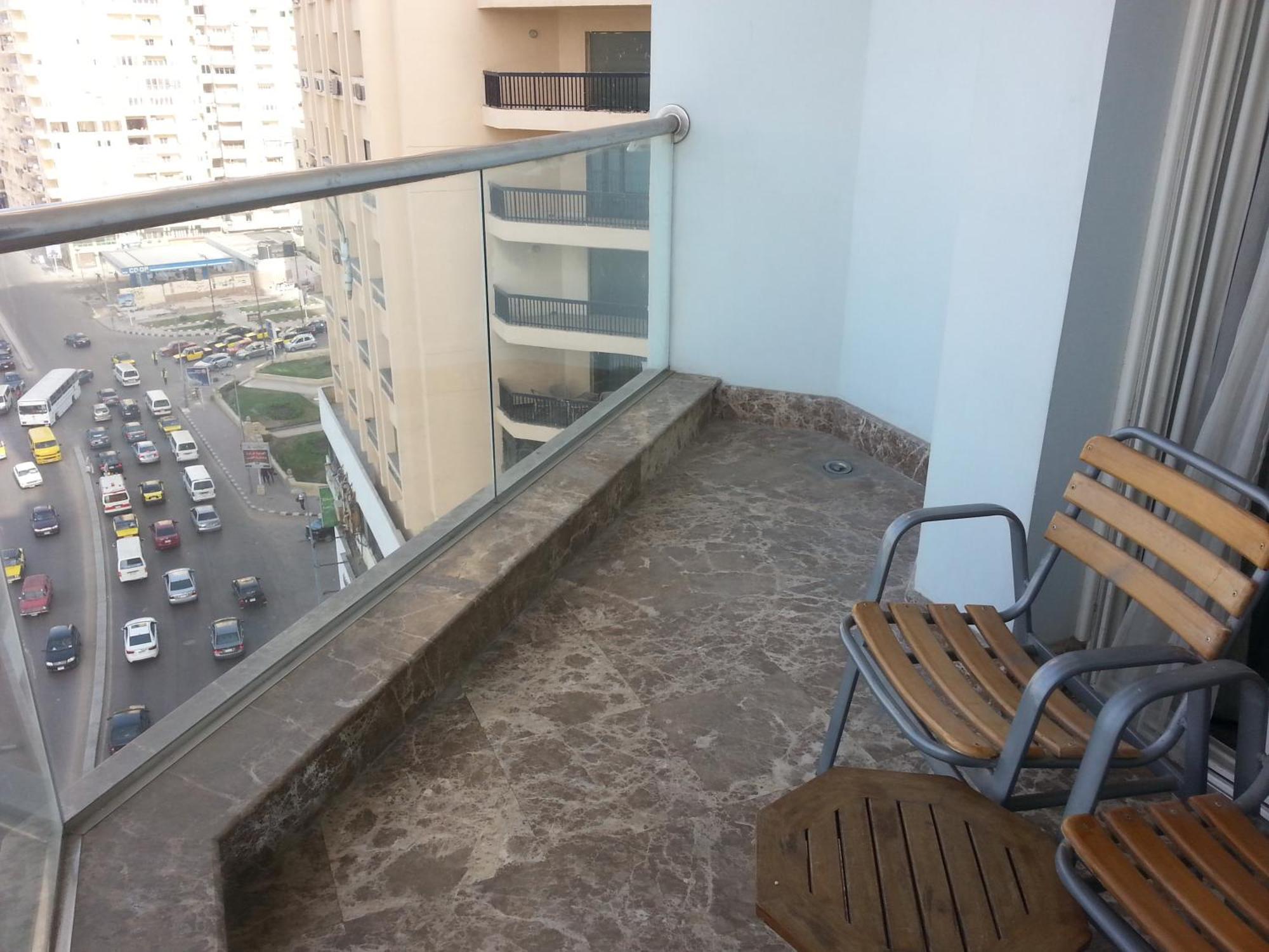 ホテル ヒルトン アレクサンドリア コーニシュ エクステリア 写真 A balcony in a residential building in Cairo, Egypt